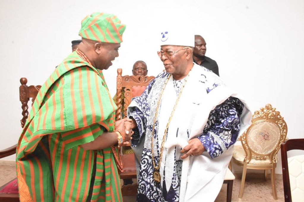 The Alake and Paramount Ruler of Egbaland, HRM, Oba (Dr.) Adedotun Aremu Gbadebo, Okukenu IV, CFR (Right), exchanging pleasantries with the Pro-Chancellor and Chairman, Governing Council, HRM, Oba Rasheed Ayotunde Olabomi, Odundun IV, Asoludero, the Aragbiji of Iragbiji Land, at the Special Royal Dinner Credit: Tofunmi Adebayo