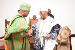 The Alake and Paramount Ruler of Egbaland, HRM, Oba (Dr.) Adedotun Aremu Gbadebo, Okukenu IV, CFR (Right), exchanging pleasantries with the Pro-Chancellor and Chairman, Governing Council, HRM, Oba Rasheed Ayotunde Olabomi, Odundun IV, Asoludero, the Aragbiji of Iragbiji Land, at the Special Royal Dinner Credit: Tofunmi Adebayo