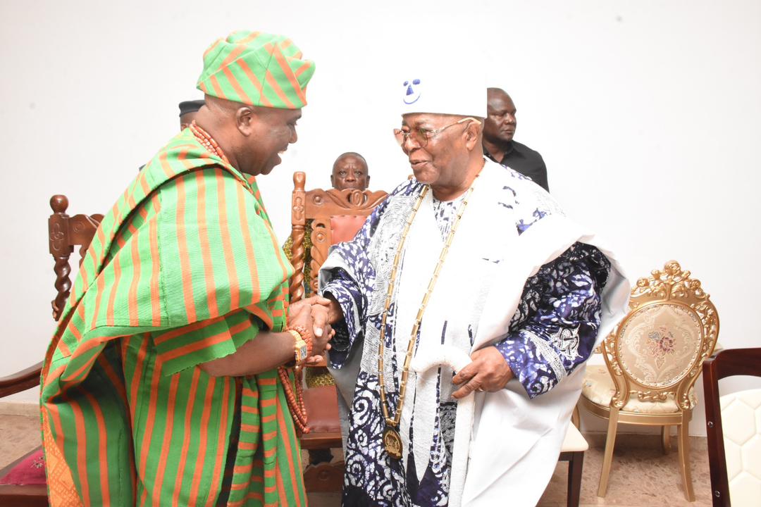 The Alake and Paramount Ruler of Egbaland, HRM, Oba (Dr.) Adedotun Aremu Gbadebo, Okukenu IV, CFR (Right), exchanging pleasantries with the Pro-Chancellor and Chairman, Governing Council, HRM, Oba Rasheed Ayotunde Olabomi, Odundun IV, Asoludero, the Aragbiji of Iragbiji Land, at the Special Royal Dinner Credit: Tofunmi Adebayo