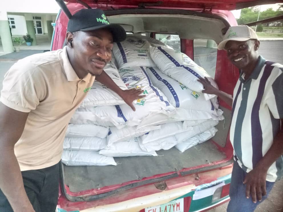 Representative of the CEO, Hybrid Feeds, Mr. Kolawole Ololade (Left), presenting some of the bags to the representative of the Vice-Chancellor and the Director, COBFAS, Prof. Dare Akerele Credit: Olaoye Oyewole